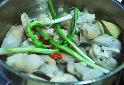 Make Corn-cooked pig hoof step 4