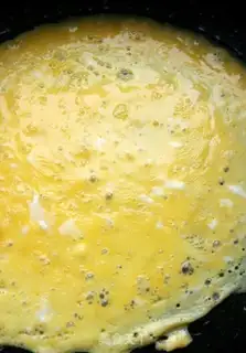 Make Egg bun sushi roll step 1