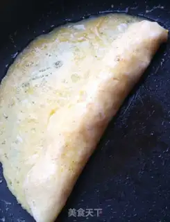 Make Egg bun sushi roll step 3