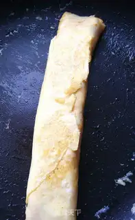 Make Egg bun sushi roll step 4