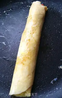 Make Egg bun sushi roll step 5