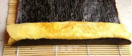 Make Egg bun sushi roll step 6