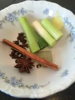 Make Spicy roasted pig hoof step 1