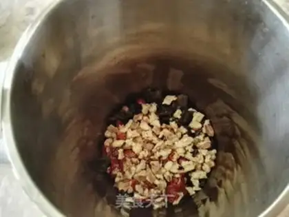 Make walnuts, walnuts, red palms step 3