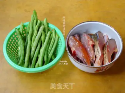 Make Four seasons of bean fried fish step 1
