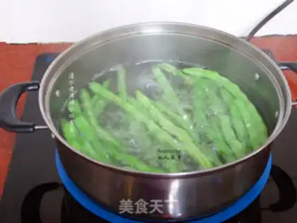 Make Four seasons of bean fried fish step 2