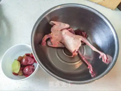 Make Red-tree crotch pigeon soup step 0