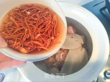 Make Scorch herbs soup step 1