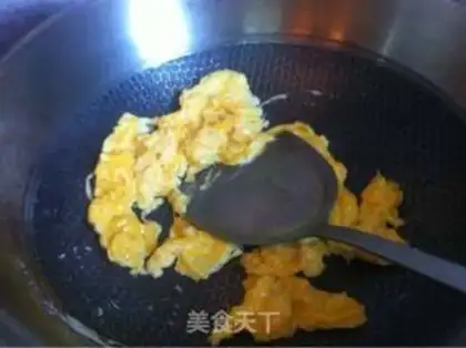 Make Spicy shrimp fried eggs step 2