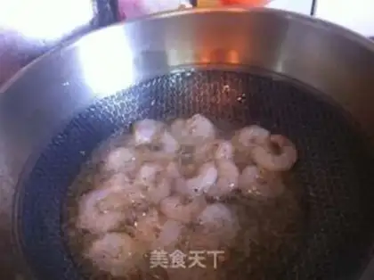 Make Spicy shrimp fried eggs step 3