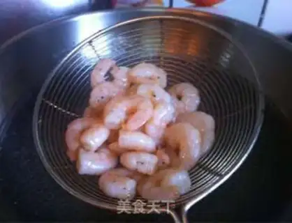 Make Spicy shrimp fried eggs step 4