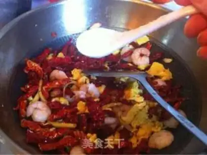 Make Spicy shrimp fried eggs step 8