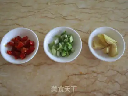 Make Pyramid dry-pot fish step 1