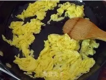 Make Scrambled eggs step 1