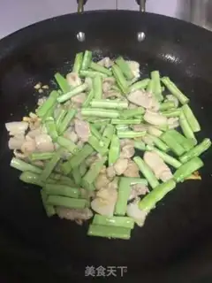 Make Four seasons of bean fried meat step 4