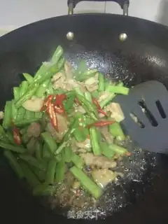 Make Four seasons of bean fried meat step 5