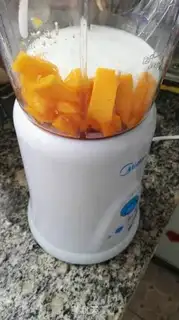 Make Mango milkshake step 1