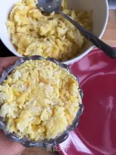 Make Straw hat, egg fried rice step 2