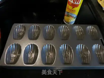 Make Strawberry Madeleine step 2