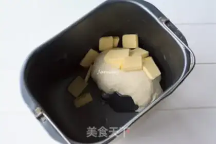 Make The dragon cat squeezes bread step 1