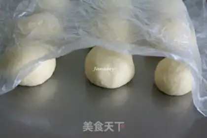 Make The dragon cat squeezes bread step 4