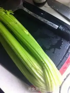 Make Celery fried meat step 1