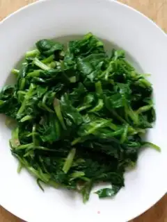 Make Spicy spinach step 1