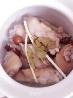 Make Soy peanut stew pig hoof step 2