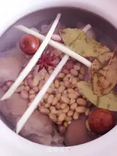 Make Soy peanut stew pig hoof step 3