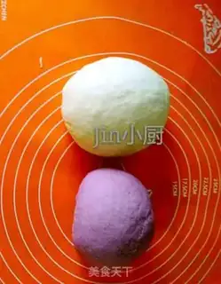 Make Double-coloured knife cut the buns step 0