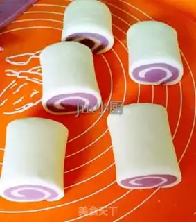 Make Double-coloured knife cut the buns step 9