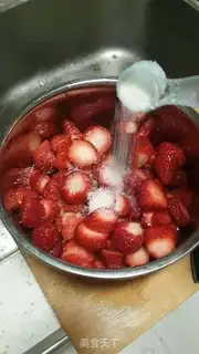 Make Homemade strawberry sauce step 0