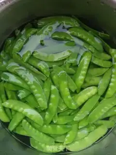 Make Garlic Dutch beans step 1