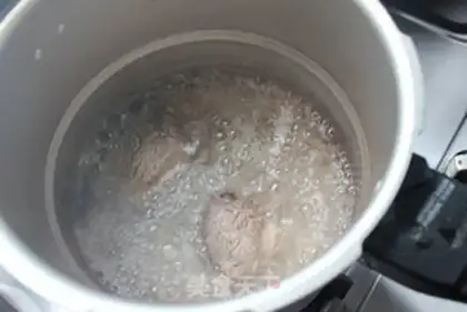 Make Sour beef noodles step 1