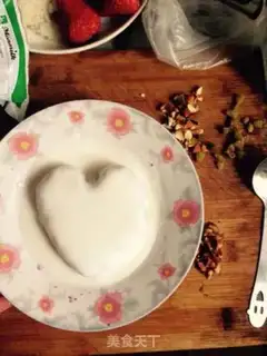 Make Nuts and yogurt step 3