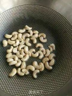 Make Five-coloured cashew nut chicken step 1