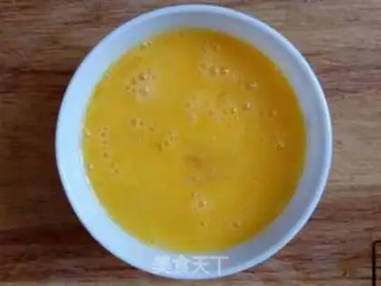 Make Garlic fried eggs step 1