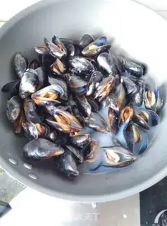 Make Onion mussels step 1