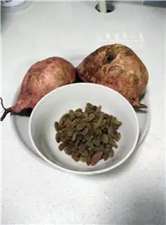 Make Red potato raisin sauce step 0