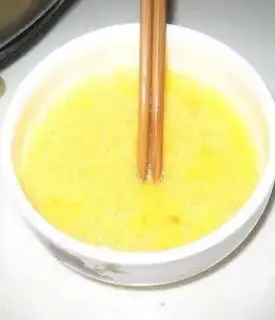Make Scrambled eggs step 1