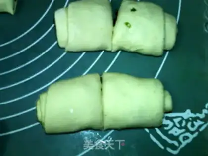 Make Pyramid onion rolls step 18