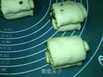 Make Pyramid onion rolls step 19