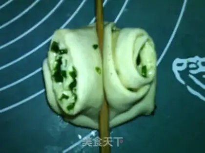Make Pyramid onion rolls step 20