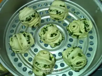 Make Pyramid onion rolls step 22