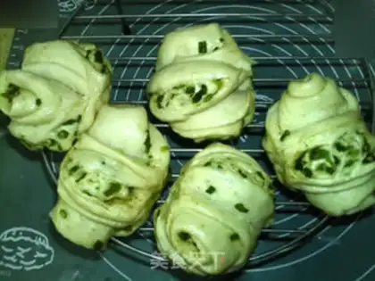 Make Pyramid onion rolls step 25