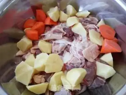 Make No-water beef stew step 0