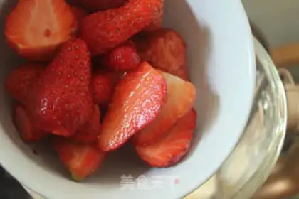 Make Strawberry shakes step 3