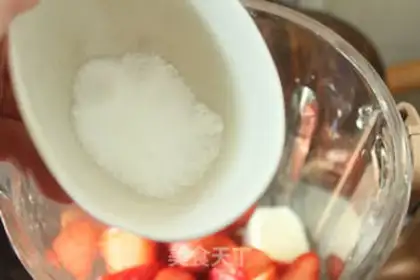 Make Strawberry shakes step 4