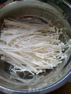 Make Frozen needle mushrooms step 1