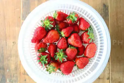 Make Strawberry shakes step 1